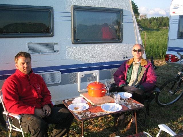 En liten apperetif f�r maten. Bemerk agent Moes slepne krystallglass