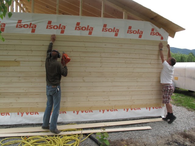 MortenS og �yvind kler sydveggen