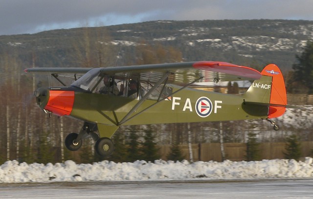 Erik �sterud tar av p� bane 28. Instrukt�r Kjell �pstad sitter i baksetet.