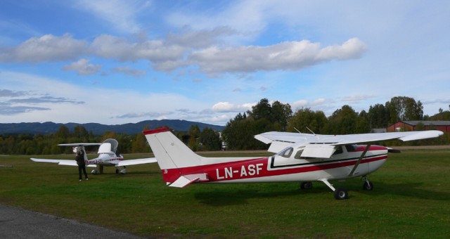 LN-ASF sjekket og klar til tur. I bakgrunnen foretar Eirik Gannestad grundig walk around p� LN-DFL