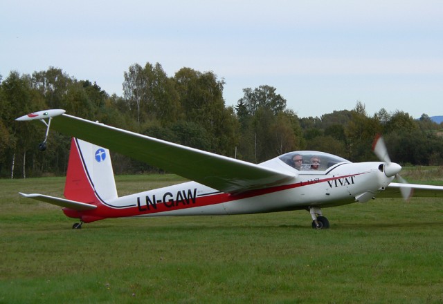 Vivaten har et hovedhjul og utriggere med sm� hjul p� hver vinge. Ikke det letteste flyet � man�vrere p� bakken!