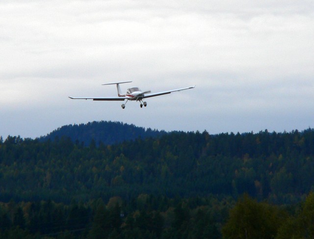 LN-DFL p� kort finale 10 - med p�f�lgende pen landing.
