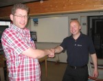 Instrukt�r Oddvar Gr�stad (t.v) gratulerer Bj�rn Anders Horne med best�tt pr�ve.