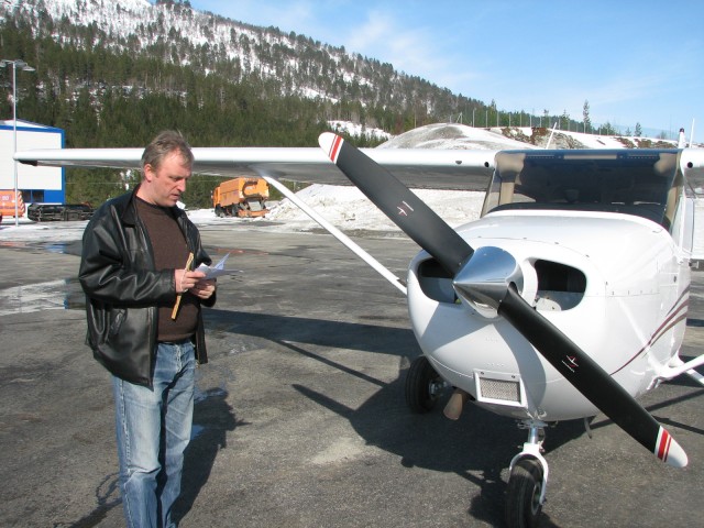 Torgeir sjekker fuel-niv�...