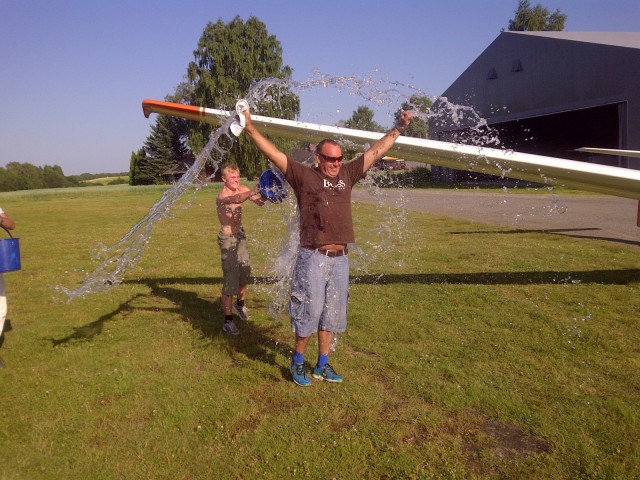 S�ndag 21. juli fikk J�rund Martinsen sin f�rste solo og det ble feiret p� tradisjonelt vis. 