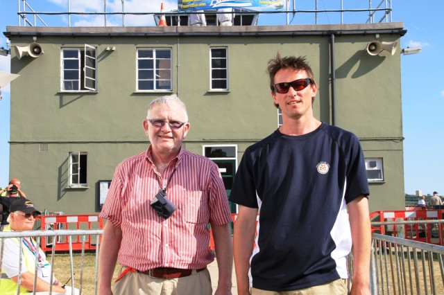 Arne og Sigbj�rn foran t�rnet p� Duxford