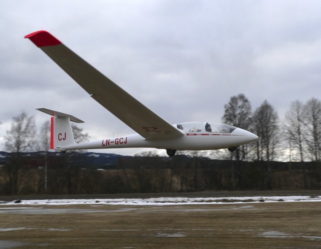LN-GCJ flater ut p� 28. Ingar Brenna i forsetet.