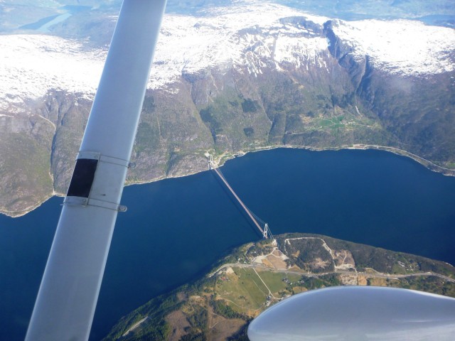 Hardangerbrua   1380m lang       201m p� h�yeste punkt